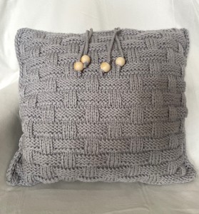Szara poszewka na poduszkę, wykonana na drutach