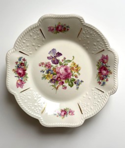 Talerz w piękne kwiaty  - Retro