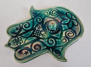 Podstawka pod kadzidełko "Ręka Fatimy" - ceramiczna, ręcznie wykonana. 