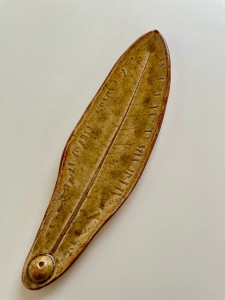 Podstawka pod kadzidełko "Listek z parku" - ceramiczna, ręcznie wykonana