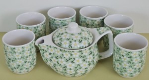 Mały Czajniczek do Herbaty z sześcioma kubeczkami – ceramiczny zestaw Zielone  Stokrotki