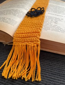 Zakładka do książki "Pszczółka" - ręcznie wykonana na szydełku