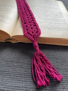 Zakładka do książki "Burgundowy szlak" - ręcznie wykonana na szydełku