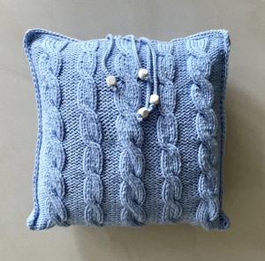 Poszewka na poduszkę w kolorze baby blue, wykonana na drutach